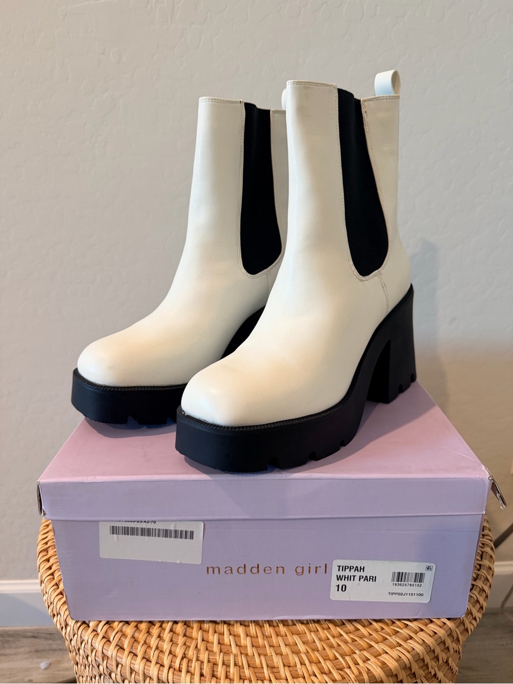 Madden Girl Tippah White Platform Chelsea Boots Size 10 NIB Chunky Lug Sole